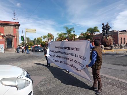 Potosinos protestan frente a sucursal bancaria, denuncian desaparición de ahorros