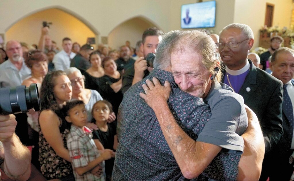 Miles acompañaron a Antonio en funeral de su mujer asesinada en tiroteo de El Paso