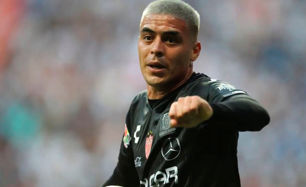 Jugador de Necaxa escupe a aficionados ¿a propósito?