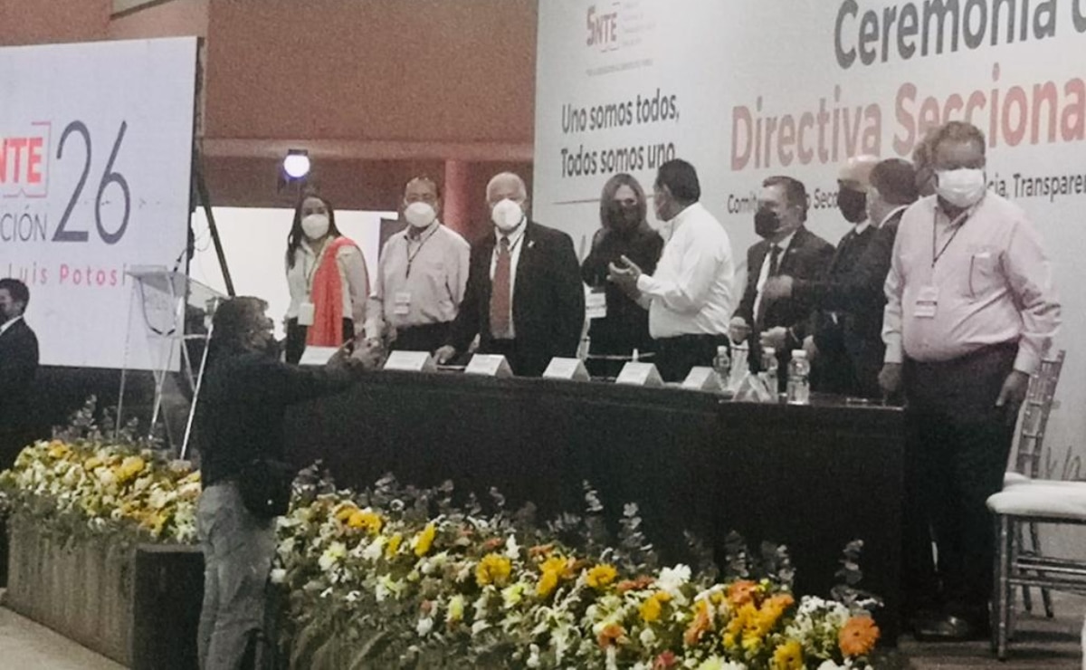 Carlos Bárcenas, toma protesta como nuevo dirigente de sección 26 del SNTE en SLP