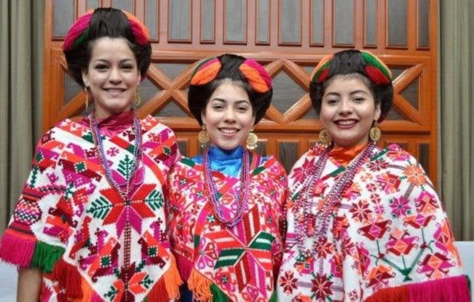 Traje tradicional de las mujeres de la cultura tének de SLP. Foto: FB@Es+Cultura