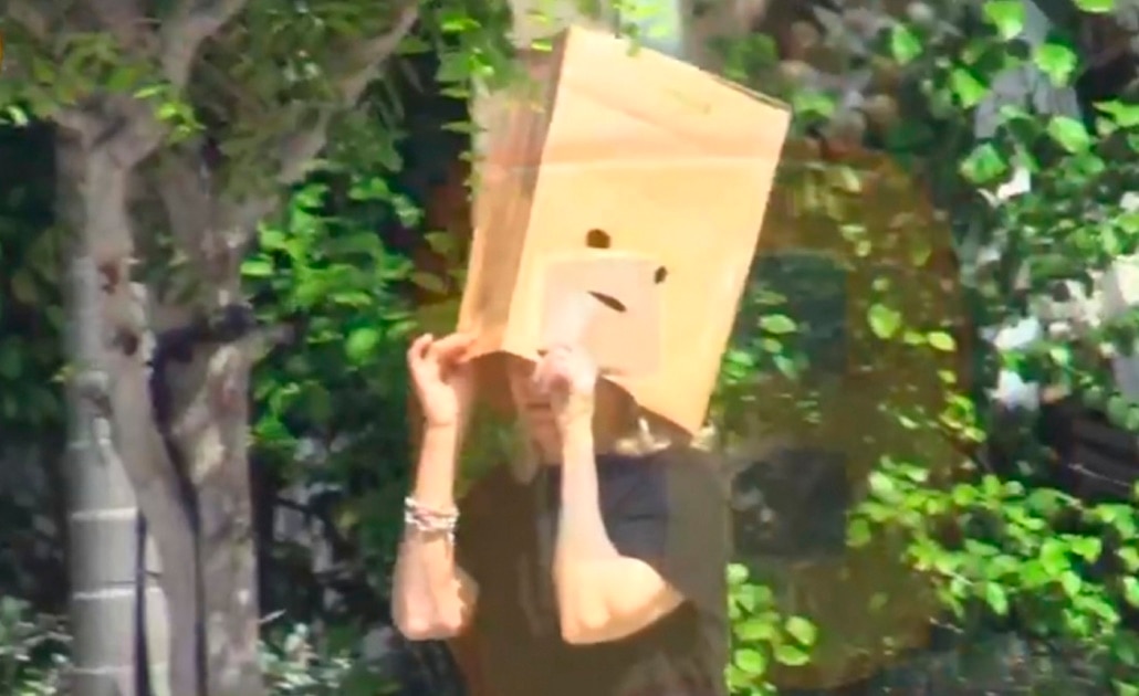 Viuda de José José se tapa la cara con una bolsa de papel