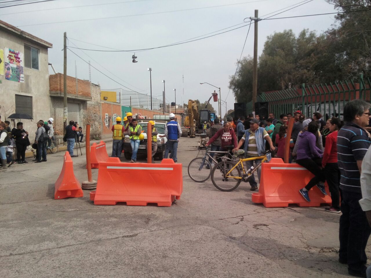 Entre acarreados y manifestantes, arrancan obras en Fray Diego de la Magdalena