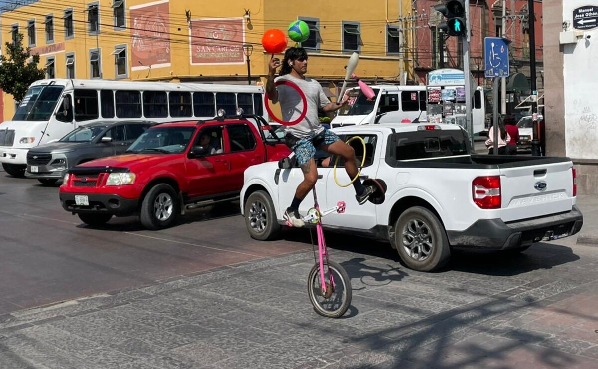 Artista circense en la capital de SLP. Foto: Humberto Torres