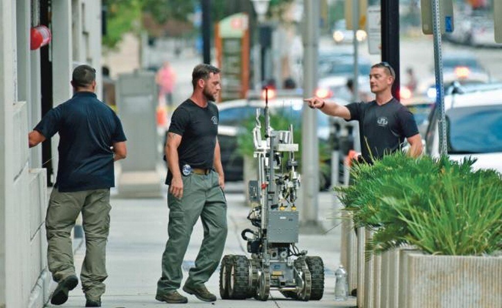 El escuadrón antibombas de la policía investigó en un estacionamiento, cerca del lugar donde ocurrió el tiroteo, en Jacksonville Landing (WILL DICKEY. AP)