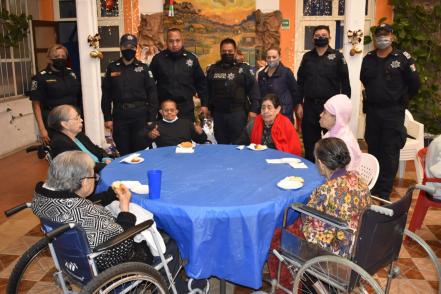 Policías estatales se ponen a repartir roscas de reyes y ropa abrigadora en asilos de SLP