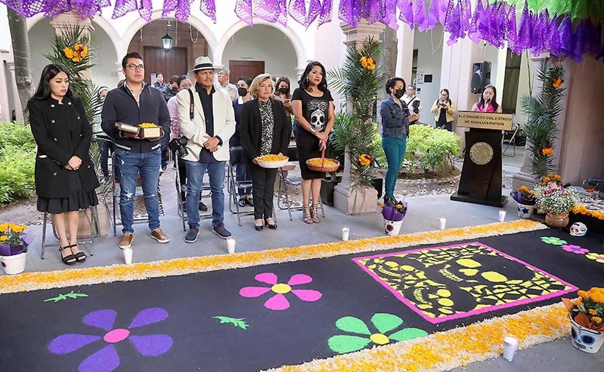 Con altar de muertos, Congreso de SLP honra memoria de periodistas potosinos fallecidos 
