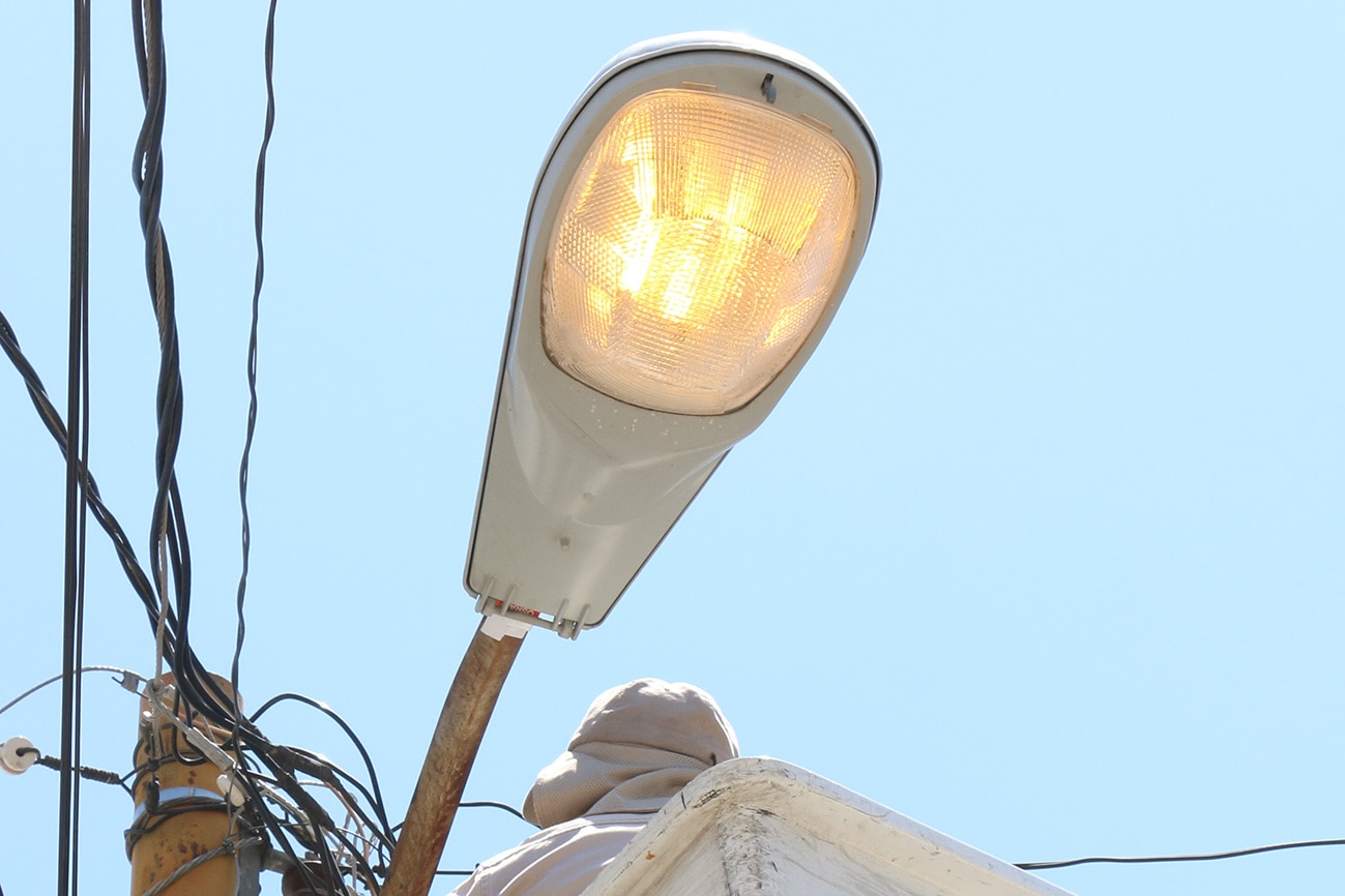 Ayuntamiento instala luminarias guardadas por anterior administración