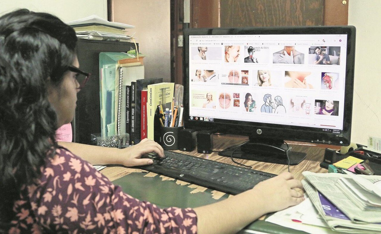 Tania afirma que por falta de tiempo intentó automedicarse por medio de internet. Más tarde requirió el apoyo de un especialista y fisioterapia para superar su problema en la espalda.