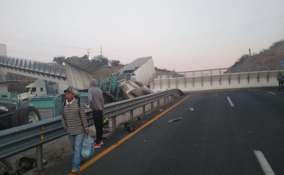 Colapsa puente peatonal en carretera en Santa María del Río, SLP