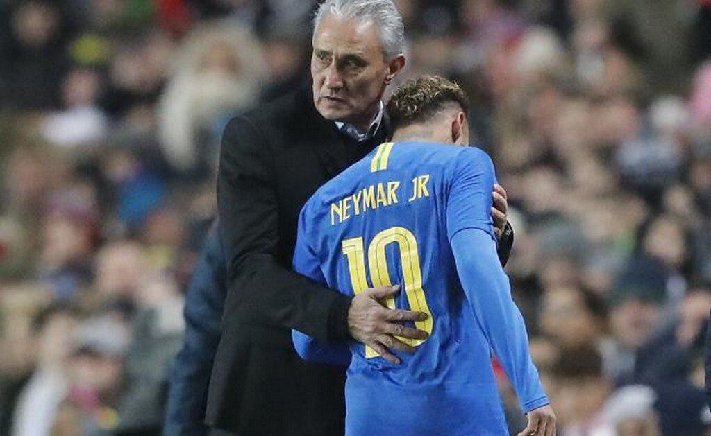 Neymar salió lesionado durante el partido vs Camerún