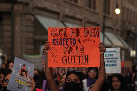 "Las madres no creen que feminicidios vayan a la baja", gritan mujeres de SLP a funcionarios en marcha del 25N 