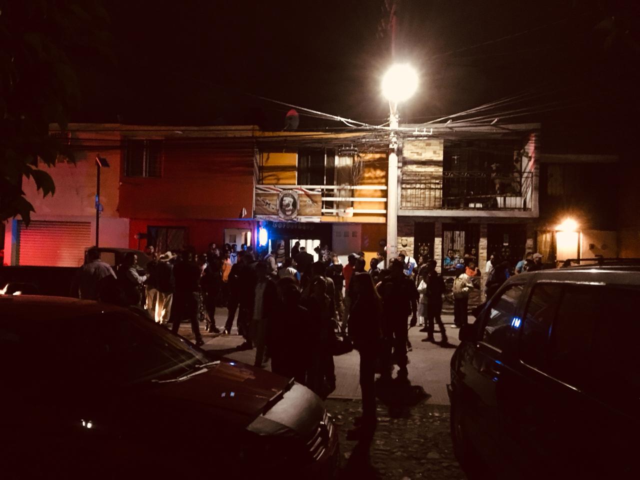 Ataque armado en barbería, un muerto