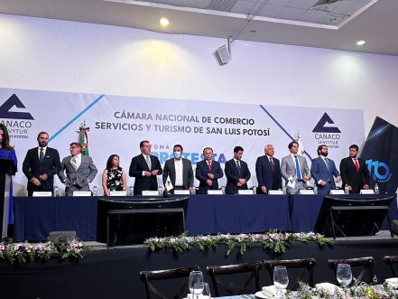 Fernando Díaz de León rinde protesta como presidente de Canaco-Servytur en SLP