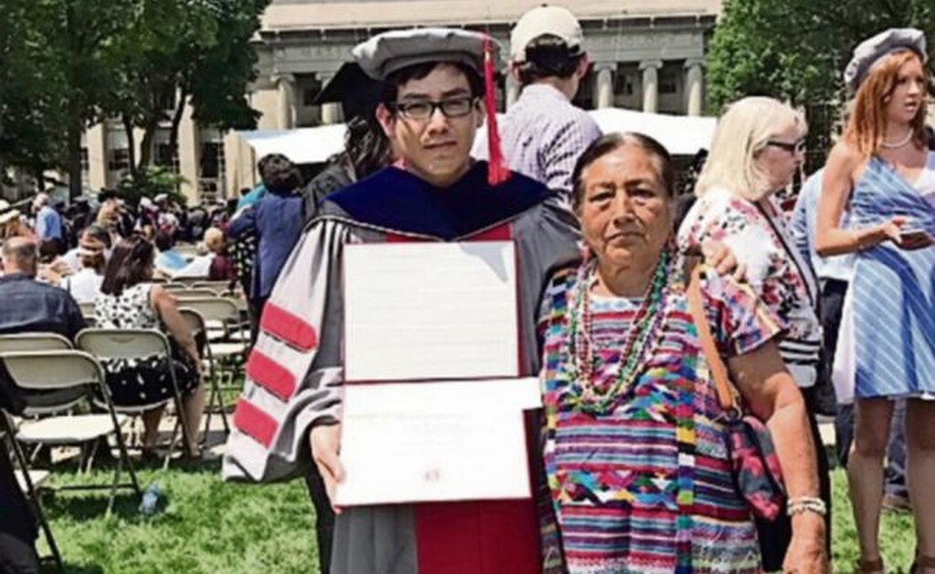 Desempeño. Pedro Pablo, conocido como el “Indio huarachudo”, es actualmente asistente de investigación en el MIT. En la imagen, con su mamá. (ARCHIVO EL UNIVERSAL)