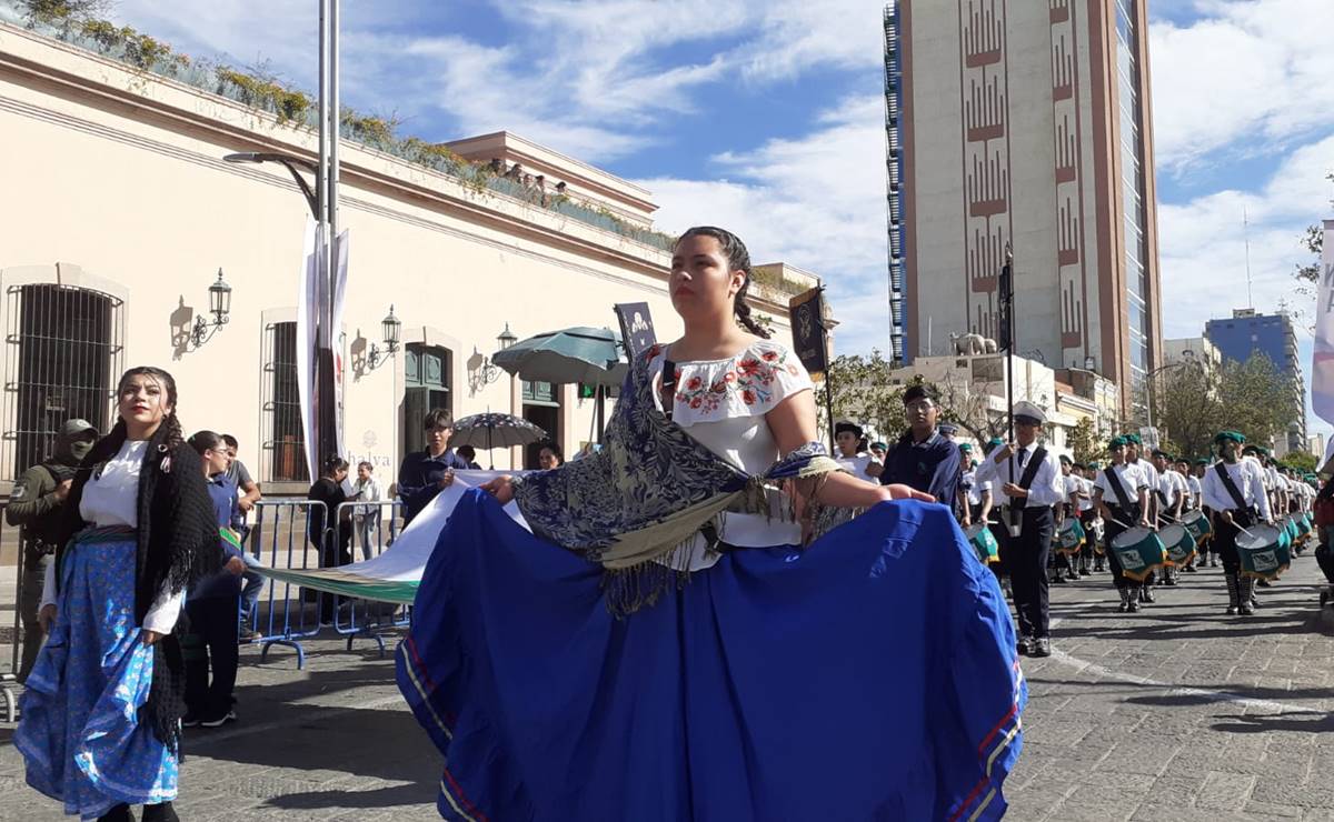 Adelitas, coronelas y revolucionarios destacan en desfile por la Revolución Mexicana en SLP