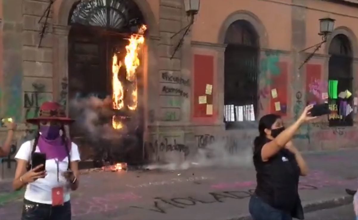 VIDEO. Prenden fuego a fachada de la UASLP durante marcha del 8M