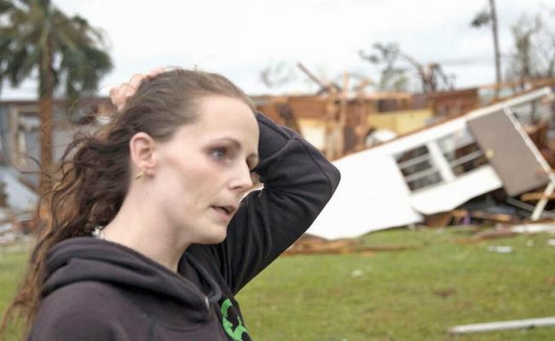 Haley Nelson, frente a lo que quedó de las casas rodantes donde vivían sus padres, en Panama City, azotada el pasado 10 de octubre por Michael. (AFP)
