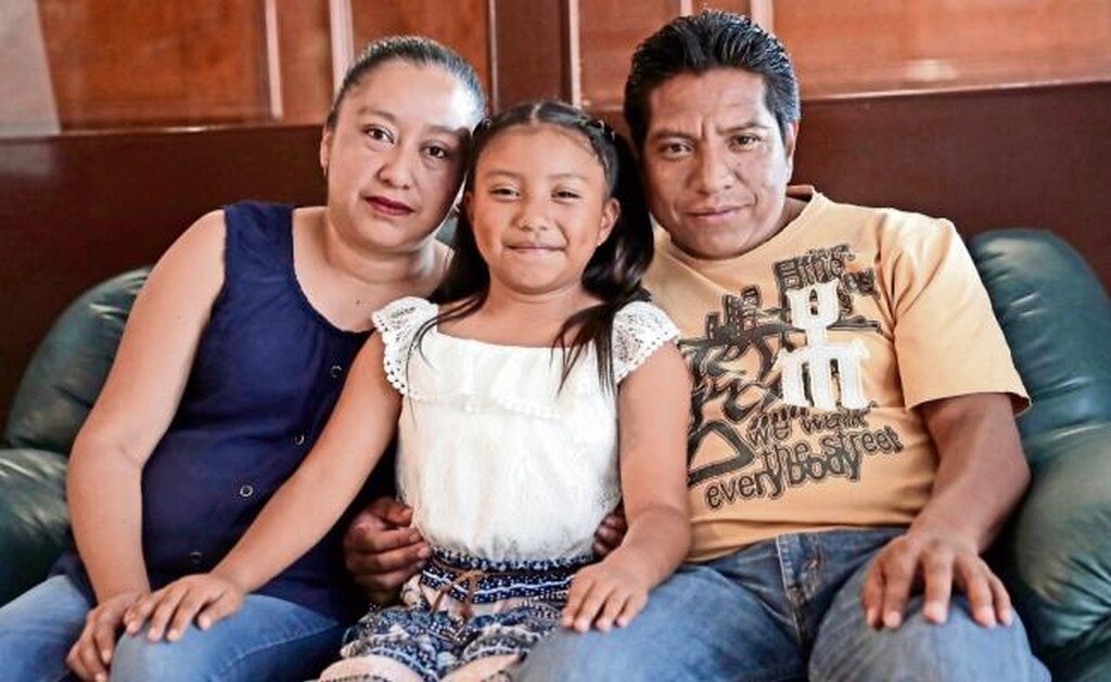Xóchitl Guadalupe Cruz López, quien estudia el tercer grado de primaria, se le ocurrió diseñar y construir su propio calentador solar de agua, elaborado con materiales reciclados y baratos, el cual se puede construir en casa. (FOTOS: IVÁN STEPHENS)