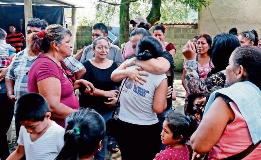 Familiares y vecinos reciben el cuerpo del pequeño Emilio, quien fue secuestrado el 9 de abril; se presume que el sedante le provocó la muerte. (LUMA LÓPEZ. EL UNIVERSAL)