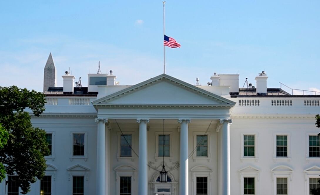 Ordena Trump izar banderas a media asta por víctimas de tiroteos de Ohio y Texas
