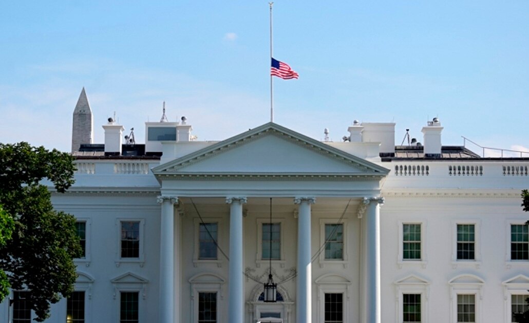 Ordena Trump izar banderas a media asta por víctimas de tiroteos de Ohio y Texas