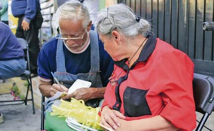 Adultos mayores reciben apoyos