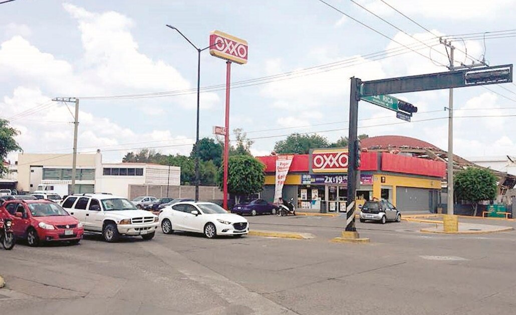 Escuelas, un Oxxo y hasta un bar en predios de Pemex