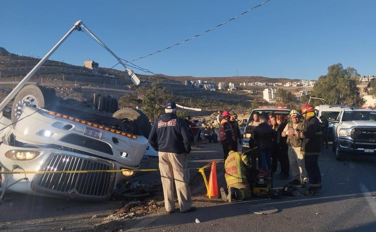 Volcadura de camión de carga en periférico Poniente de SLP deja un muerto