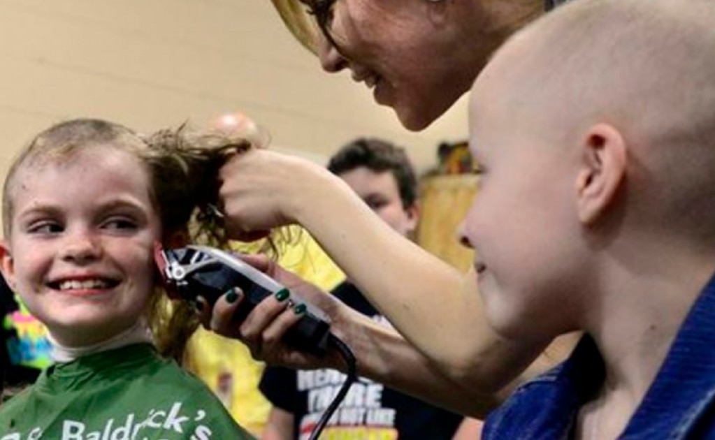 Niño se rapa la cabeza en apoyo a su amigo con cáncer en Inglaterra