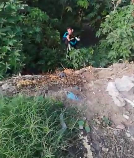 VIDEO. Ata a su perro y lo avienta al río en el Edoméx; vecino lo cacha y lo obliga a rescatarlo