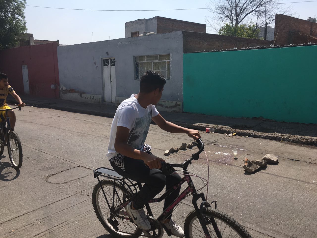 Hombre apuñalado por su hermano muere en Cruz Roja