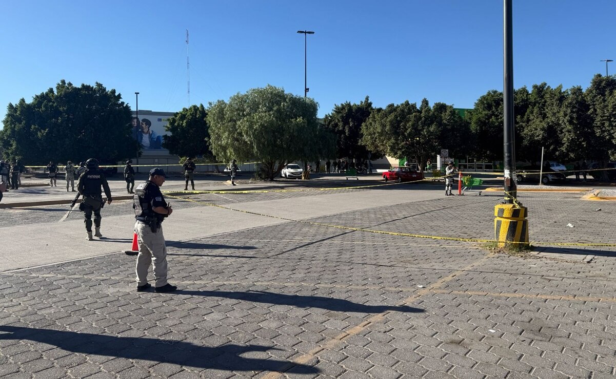 Asesinan a un hombre a tiros en el estacionamiento de un supermercado en El Saucito, SLP