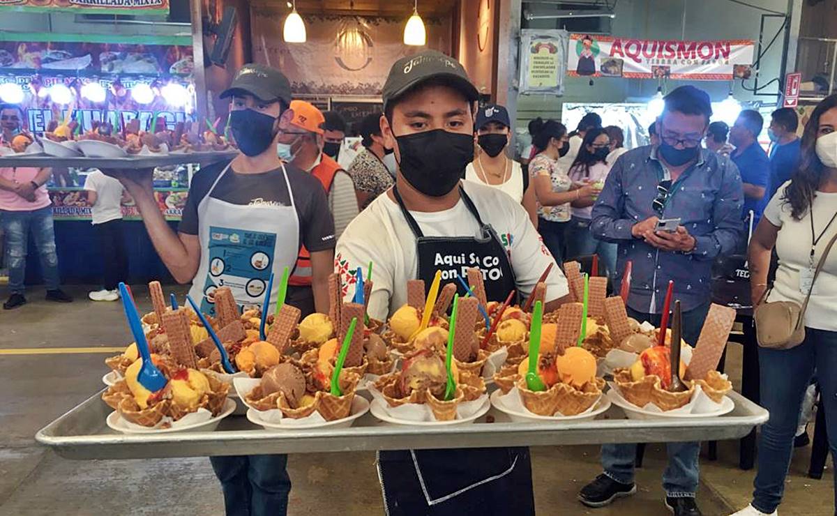 Entre mariachi y bailes, cientos de personas degustan gratis los platillos potosinos en la Fenapo 2022