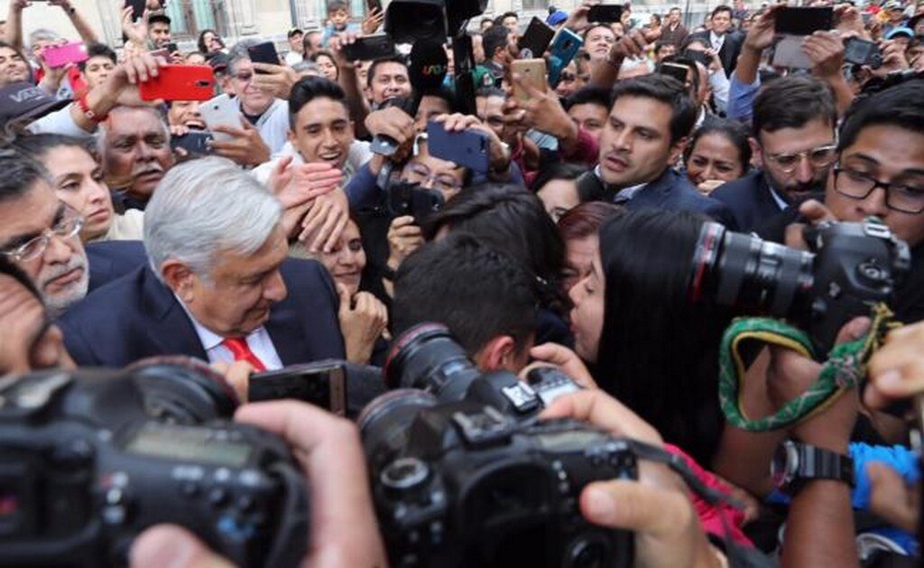 En el breve camino de Palacio Nacional a la Corte, el Presidente desató furor. Foto: Juan Carlos Reyes / EL UNIVERSAL