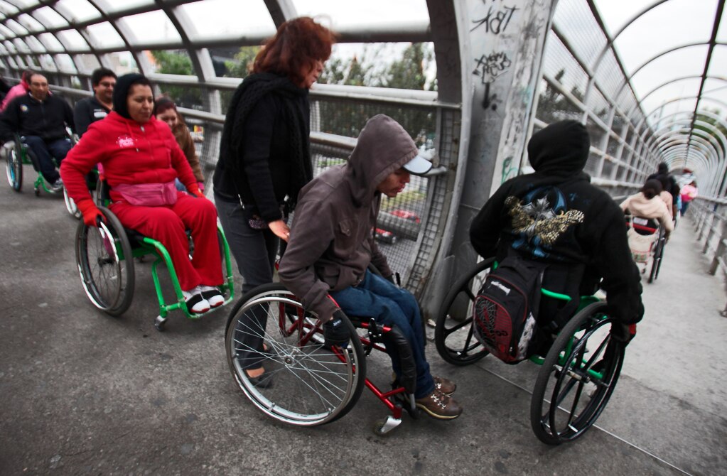 Con dificultad, personas con discapacidad se incorporan al campo laboral