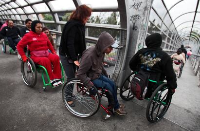 Con dificultad, personas con discapacidad se incorporan al campo laboral