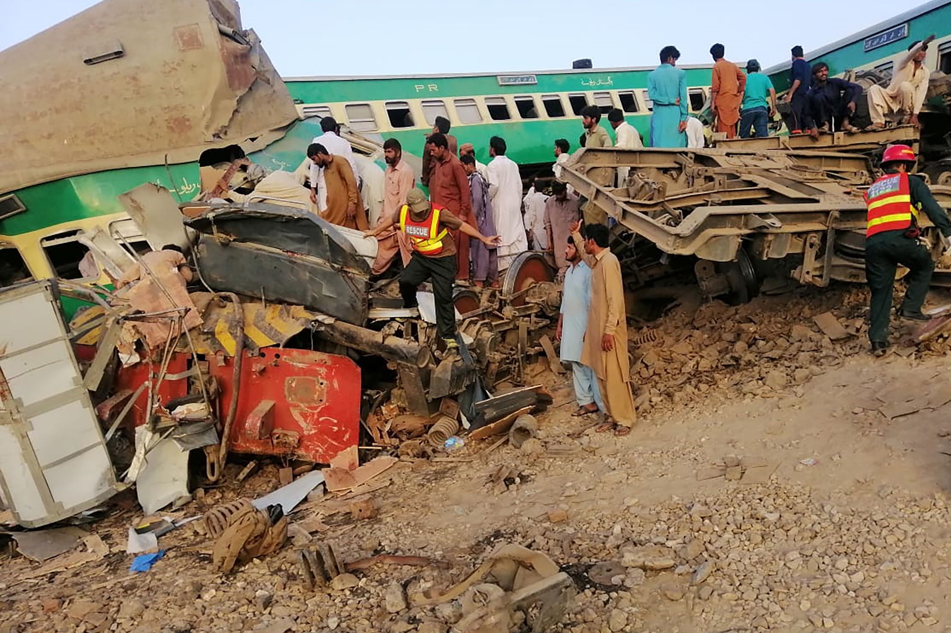 Choque de trenes en Pakistán deja al menos 20 muertos y 80 heridos