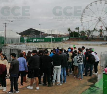 FOTOS. Fans forman largas filas en la Fenapo para ver a J Balvin