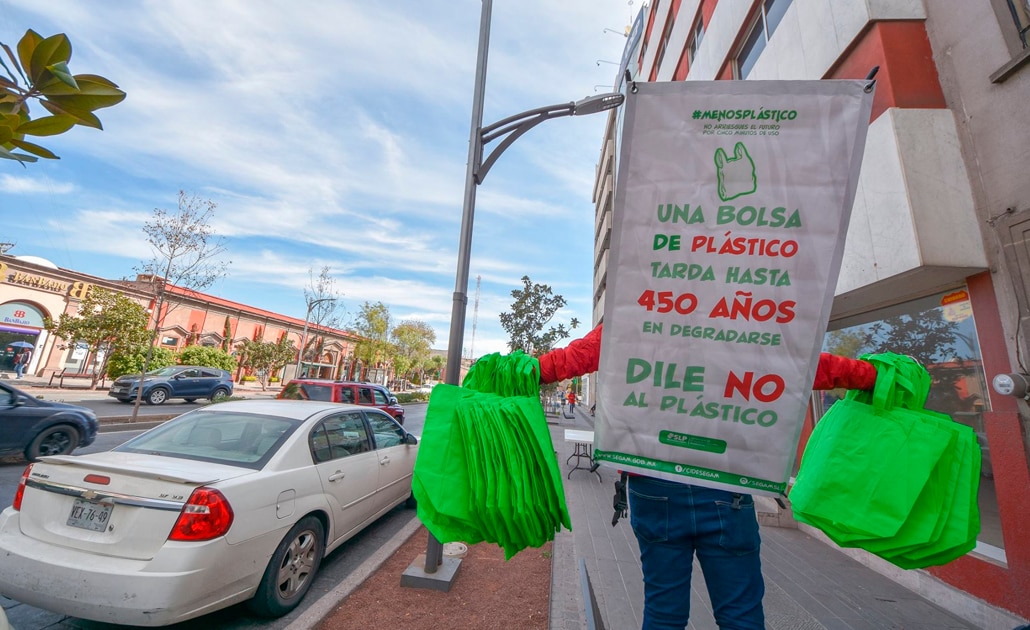 Desde hoy está prohibido en SLP expedir bolsas y popotes de plástico 