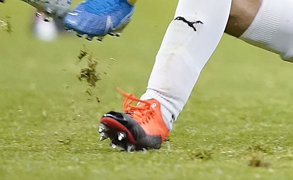 Los tachones de futbol se han convertido en un peligro