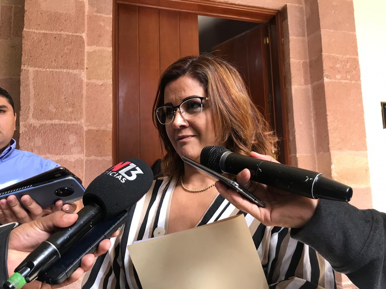 “Para tener la lengua larga hay que tener la cola corta”, responde Benavente a Serrano