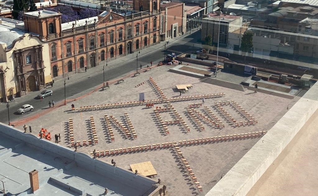 Conmemoran 1 año sin clases presenciales con exposición artística en Plaza Fundadores