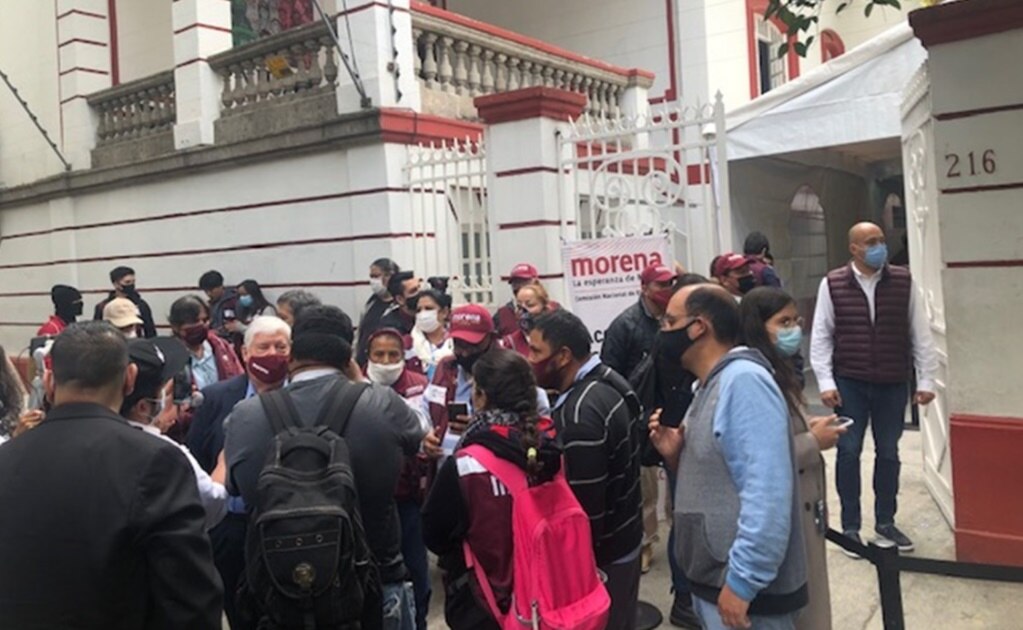 Olvidan la sana distancia en “cargadas” de Morena