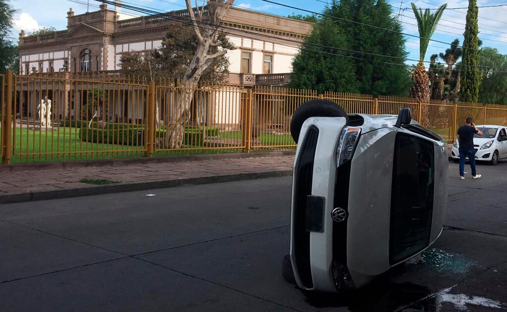 Conductora vuelca en Juan de Oñate