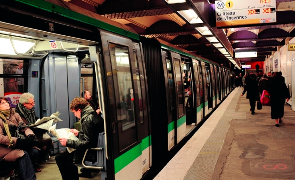 Condenan a prisión en suspenso a hombre que se masturbaba en metro de París