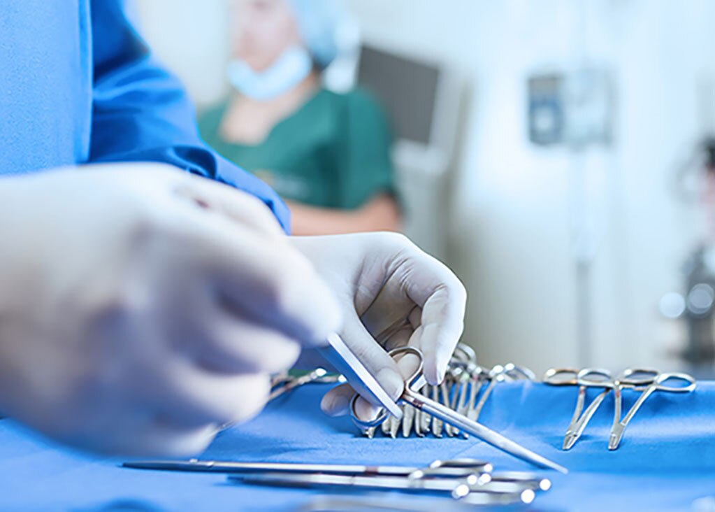 Extraen útero con bebé y salvan a madre e hija