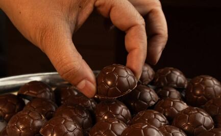 ¡Gol al antojo! Costanzo lanza balón de chocolate inspirado en la fiebre mundialista