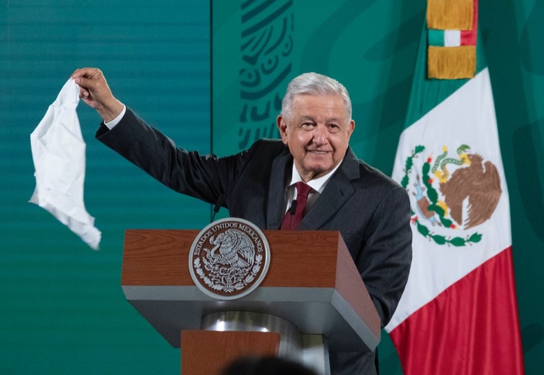 Ya los jóvenes no usan pañuelo ni peine ni camiseta, ni nada, dice AMLO