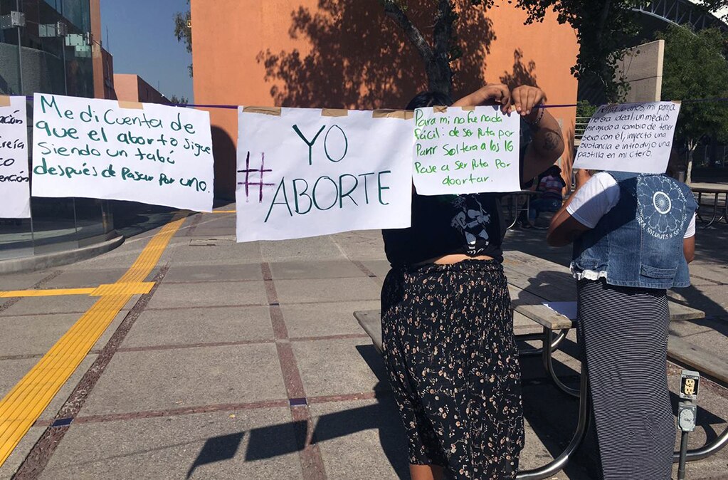 Feministas universitarias instalan tendedero del aborto en Zona Oriente de UASLP